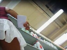 upskirt de supermercado (falso) de una minifalda blanca con volantes más sexy