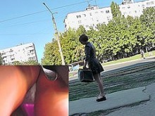 Imágenes gratuitas de upskirt (falsas) presentan a una joven con falda oscura (18+)