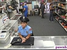 La señora oficial de policía empeña su coño y es follada por un peón
