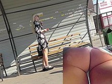 Culo de burbuja de la chica rubia en la cámara upskirt (falsa)