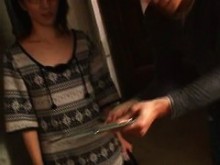 Cutie asiática deja caer una blusa