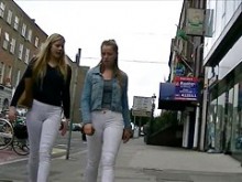 Chicas sinceras en jeans blancos