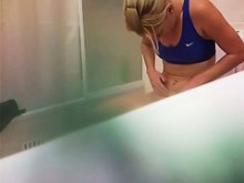 El cuarto de ducha graba a una nena lavándose y secándose con una toalla