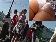 Bragas de algodón debajo de su enagua