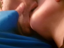 MI PADRASTRO VIENE A DARME LAS BUENAS NOCHES Y TERMINAMOS CON BESOS APASIONADOS SEMEN EN LA BOCA