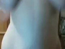 Belleza rusa se vierte agua sobre sí misma