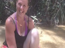 Casting por primera vez con una popular chica de campo durante las vacaciones de primavera en medio del bosque de Creek